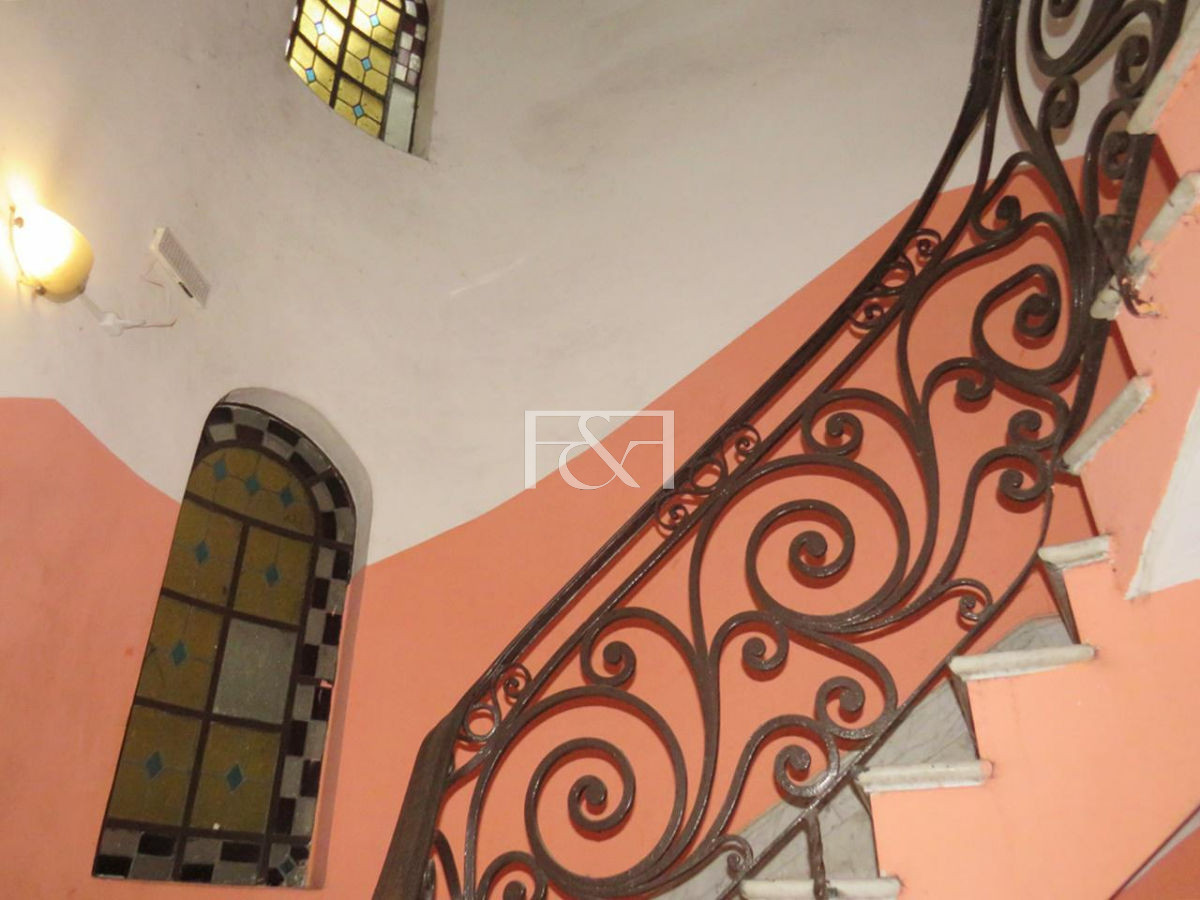 Casa ID.1325 - Venta edificio esquina que consta de casa de altos y 2 locales con renta en el Centro
