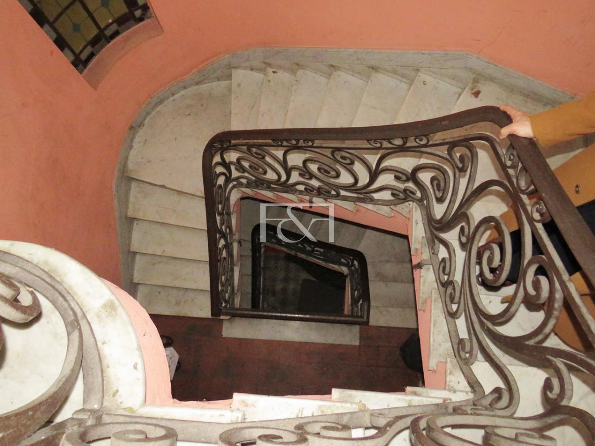 Casa ID.1325 - Venta edificio esquina que consta de casa de altos y 2 locales con renta en el Centro