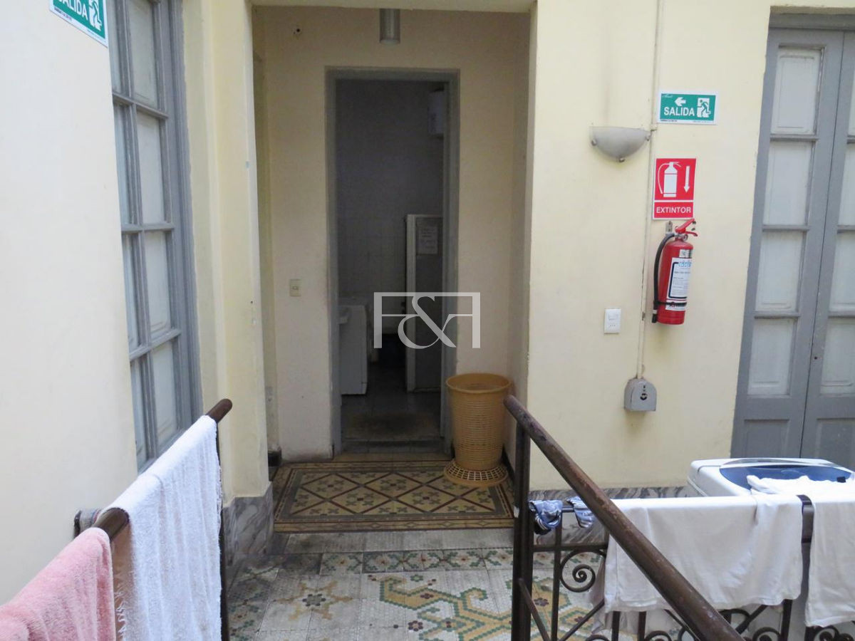 Casa ID.1325 - Venta edificio esquina que consta de casa de altos y 2 locales con renta en el Centro