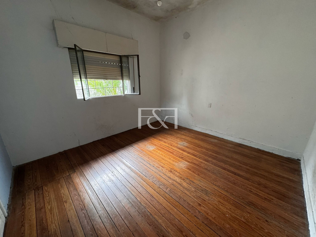 Casa ID.2695 - Venta amplia casa con buen terreno - Barrio Bella Vista