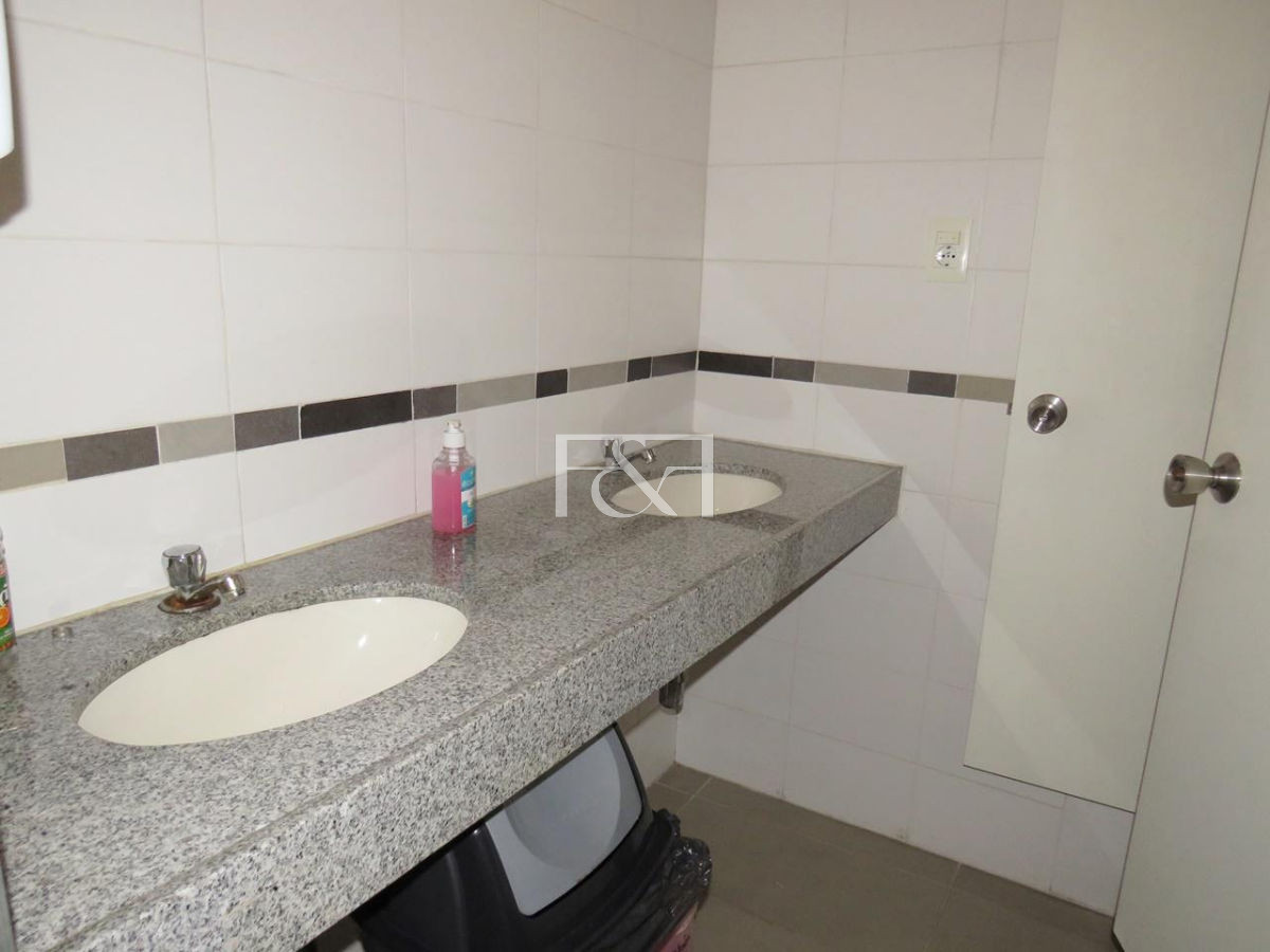 Casa ID.1348 - Venta Excelente casa de 6 dormitorios y dos edificios comerciales  Centro. Dos padrones