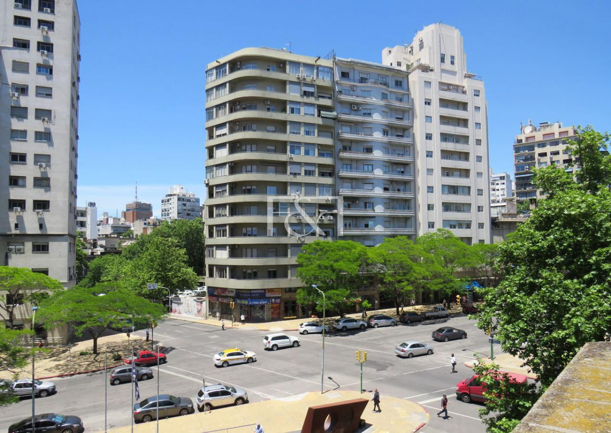 Casa ID.1348 - Venta Excelente casa de 6 dormitorios y dos edificios comerciales  Centro. Dos padrones
