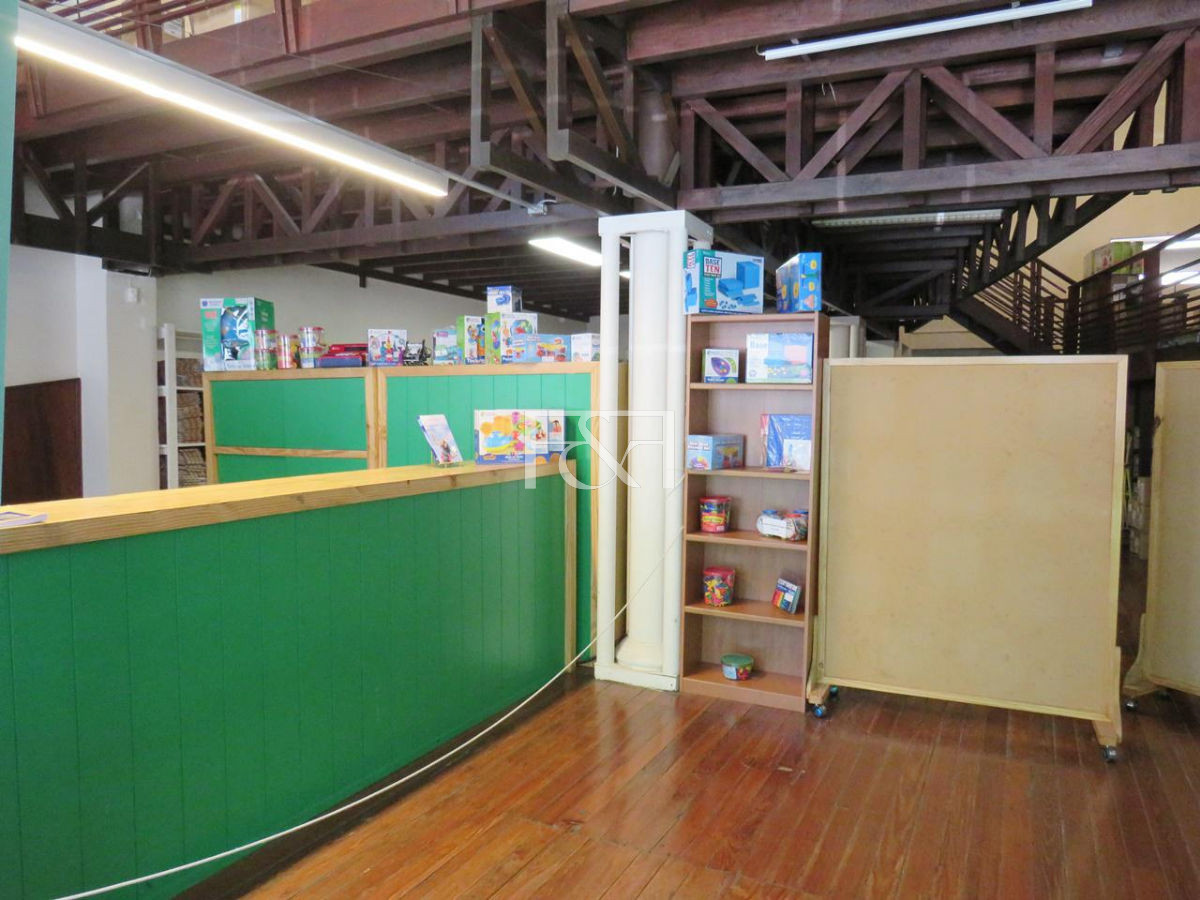 Casa ID.1348 - Venta Excelente casa de 6 dormitorios y dos edificios comerciales  Centro. Dos padrones