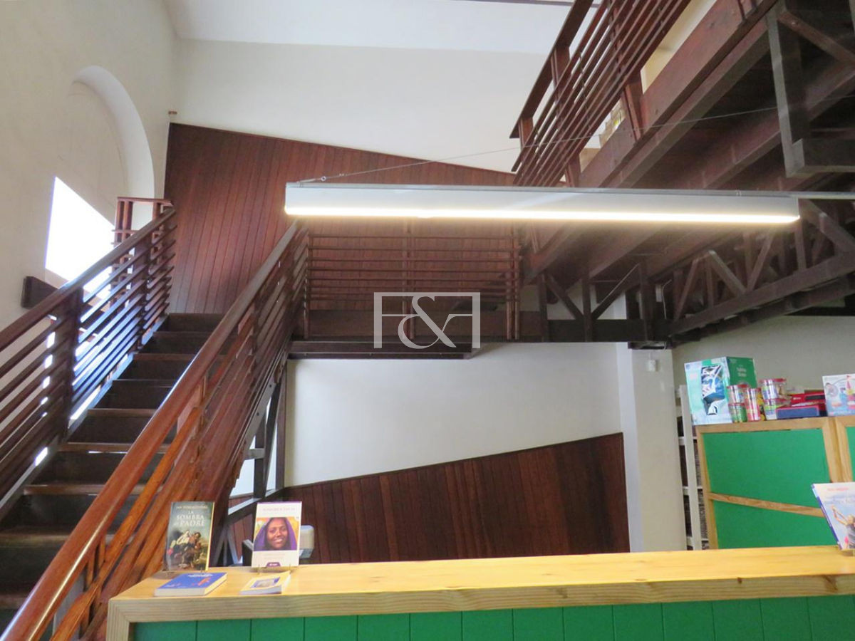 Casa ID.1348 - Venta Excelente casa de 6 dormitorios y dos edificios comerciales  Centro. Dos padrones