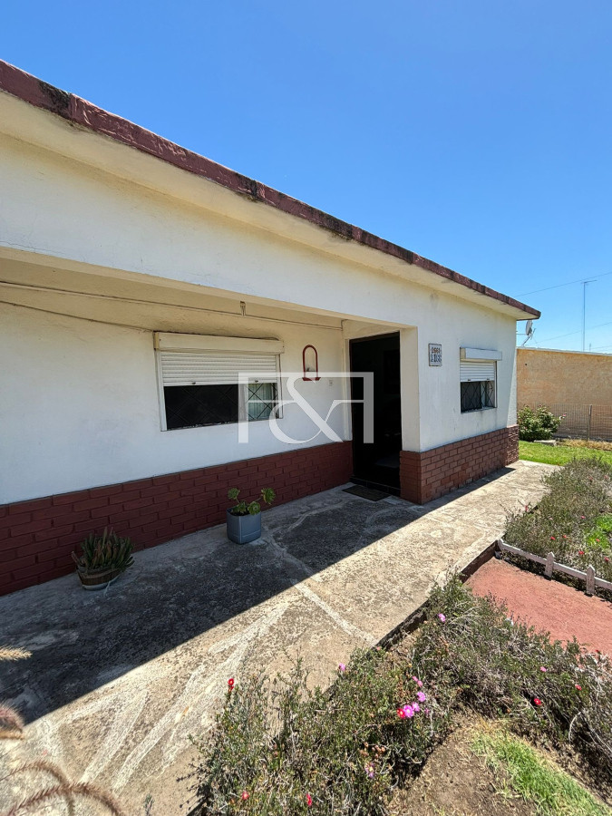 Casa ID.2664 - Venta Predio y Casa 2 dorm. + Jardín + Cochera + Fondo en Paso de la Arena