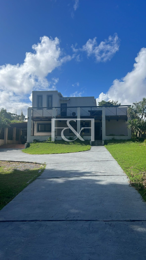 Casa ID.2763 - Casa en venta en Pinares, a una cuadra de la playa