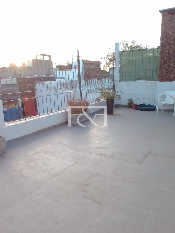 Casa ID.2484 - VENTA CASA 5 DORMITORIOS CON GARAGE EN TRES CRUCES