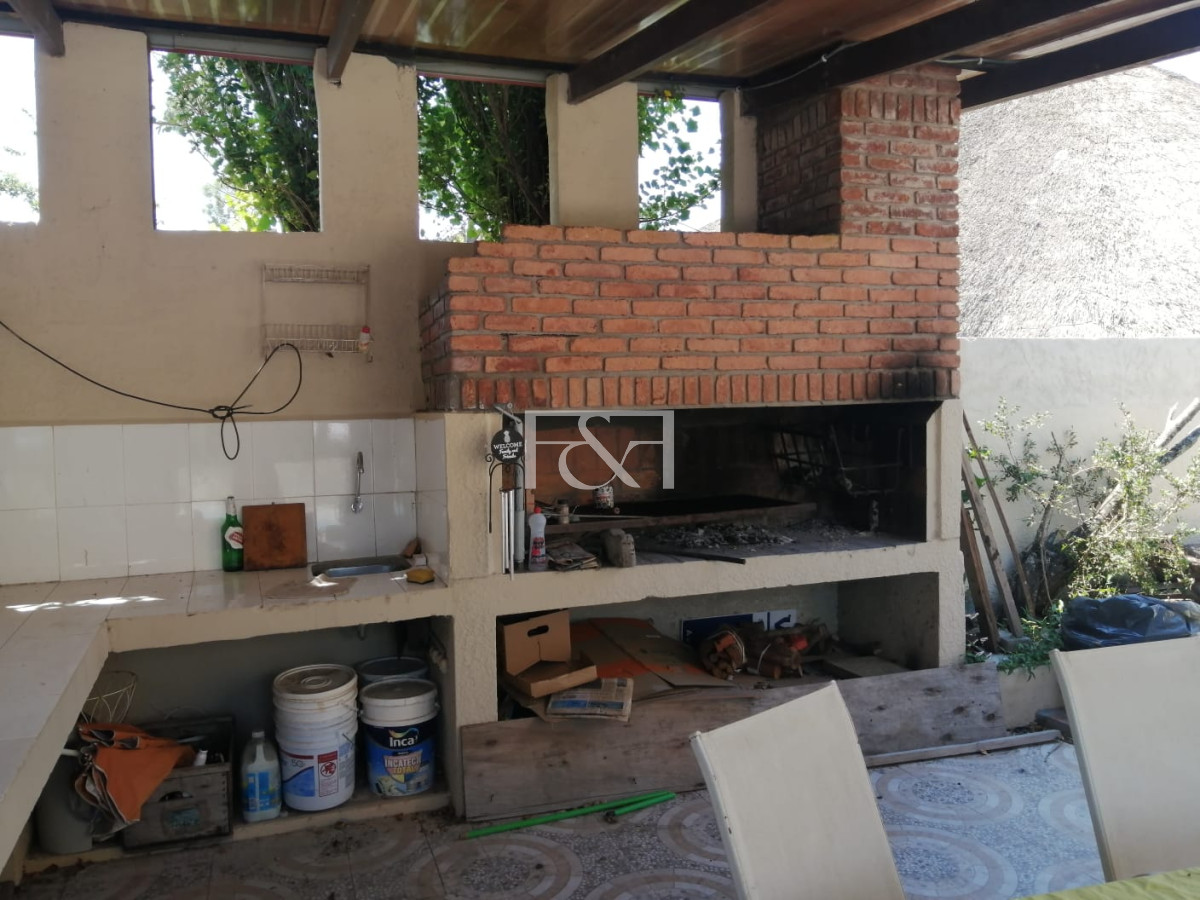 Casa ID.2763 - Casa en venta en Pinares, a una cuadra de la playa