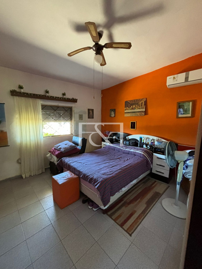 Casa ID.2664 - Venta Predio y Casa 2 dorm. + Jardín + Cochera + Fondo en Paso de la Arena