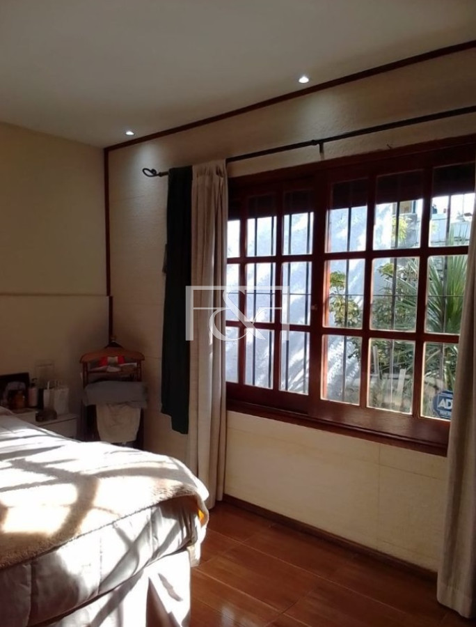 Casa ID.2484 - VENTA CASA 5 DORMITORIOS CON GARAGE EN TRES CRUCES