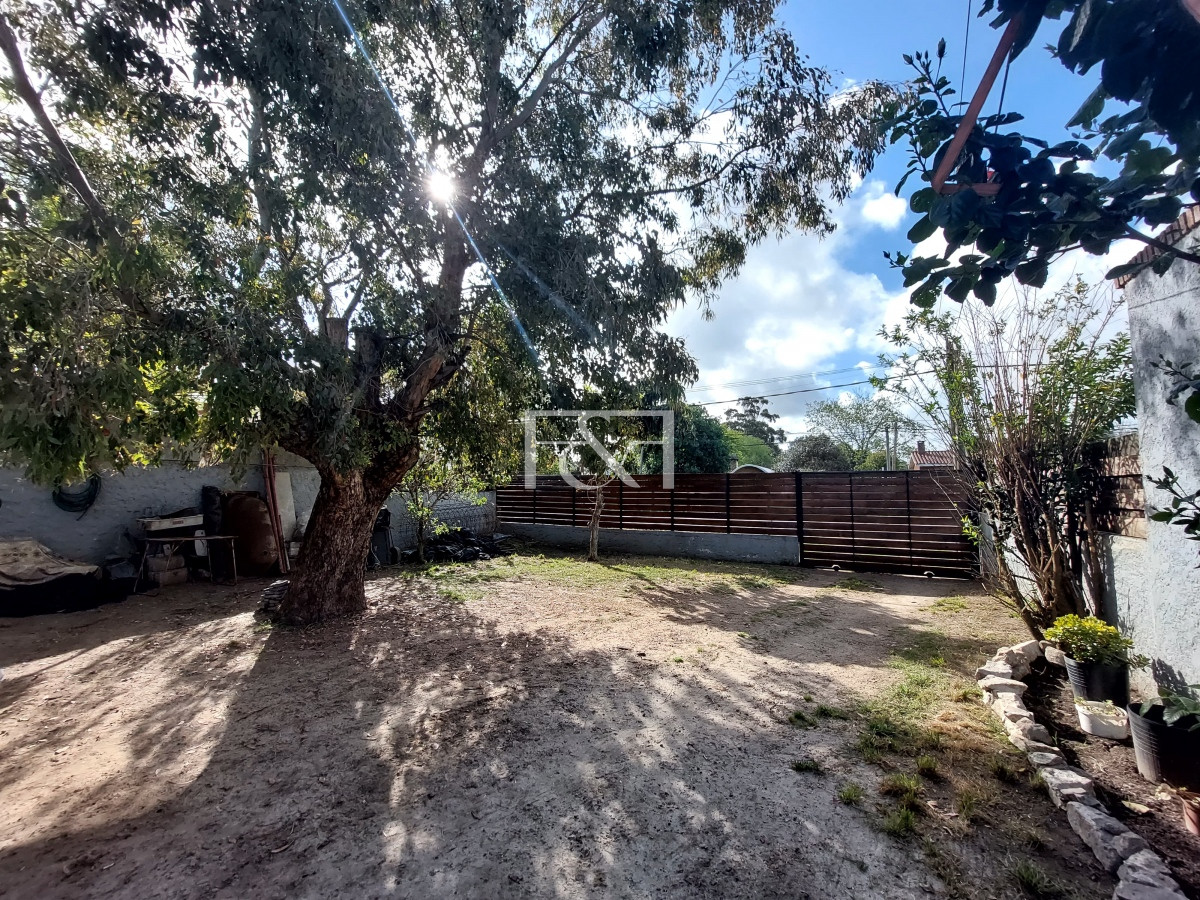 Casa ID.2315 - Se vende casa de dos dormitorios con espectacular terreno a una cuadra de la Rambla, Lomas de Solymar.