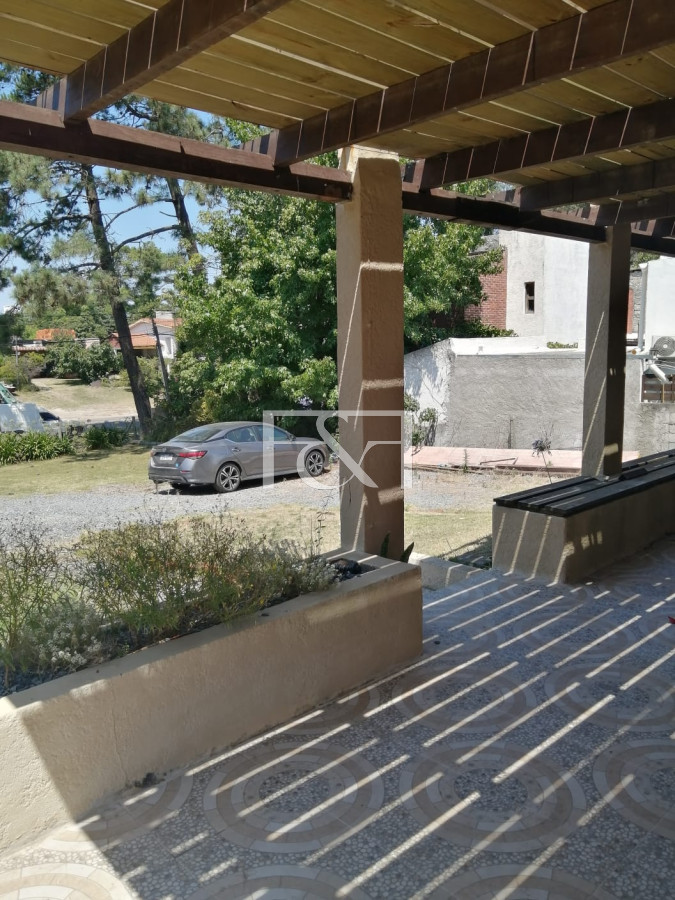 Casa ID.2763 - Casa en venta en Pinares, a una cuadra de la playa