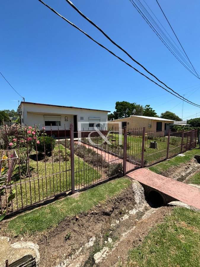 Casa ID.2664 - Venta Predio y Casa 2 dorm. + Jardín + Cochera + Fondo en Paso de la Arena