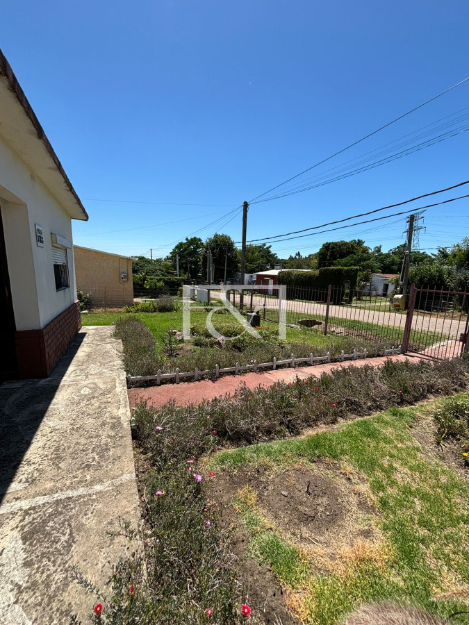 Casa ID.2664 - Venta Predio y Casa 2 dorm. + Jardín + Cochera + Fondo en Paso de la Arena