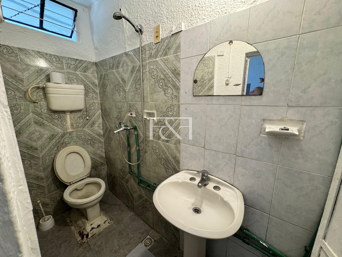 Casa ID.2721 - Atencion Inversionista !! Venta 1 casa con garaje mas 7 apartamentos