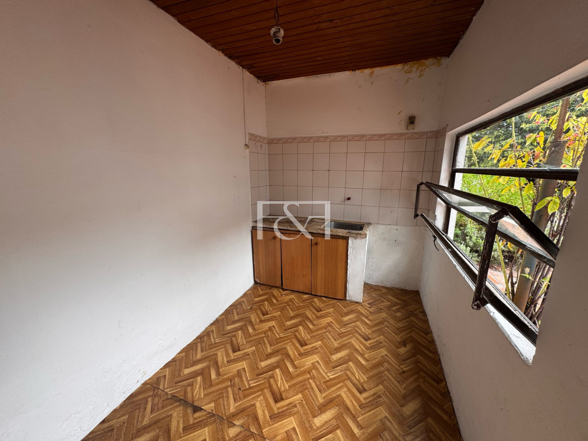 Casa ID.2695 - Venta amplia casa con buen terreno - Barrio Bella Vista