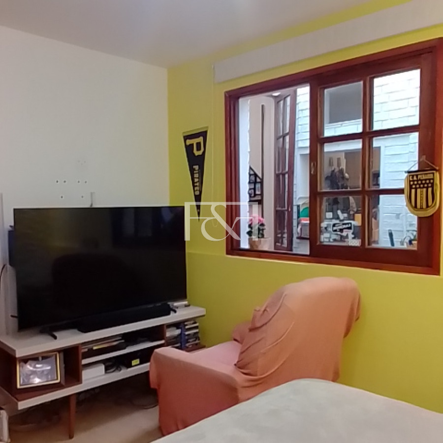 Casa ID.2484 - VENTA CASA 5 DORMITORIOS CON GARAGE EN TRES CRUCES