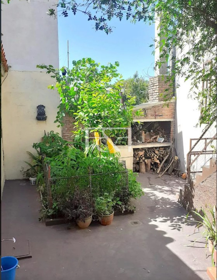 Casa ID.2701 - VENTA CASA 2 DORM. CON COCHERA Y JARDÍN EN BUCEO