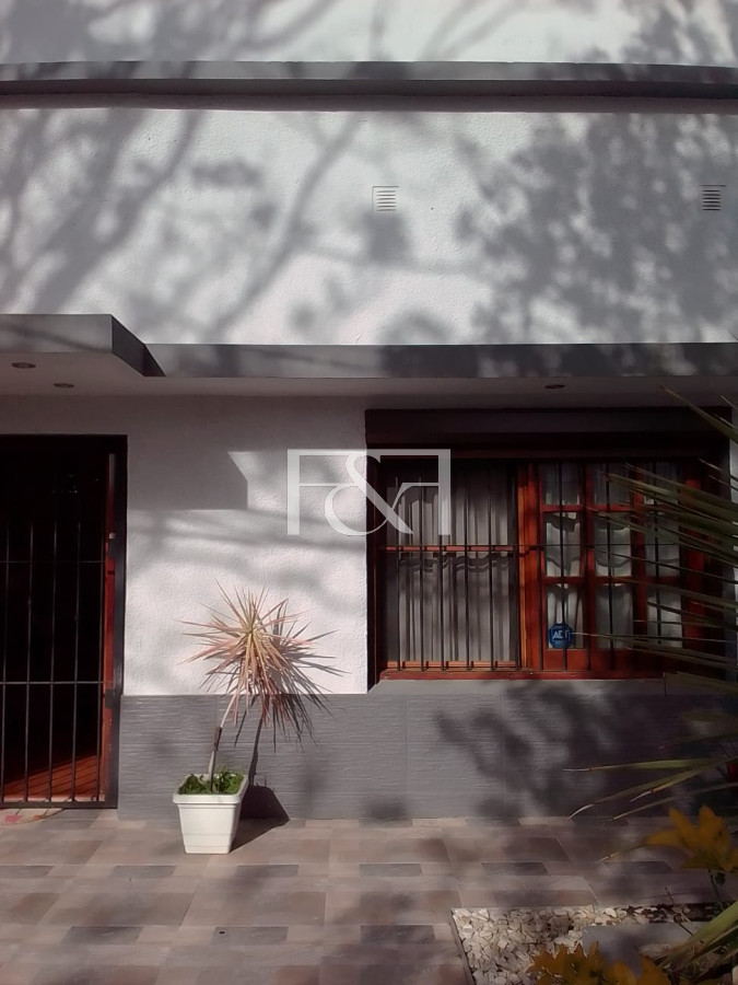 Casa ID.2484 - VENTA CASA 5 DORMITORIOS CON GARAGE EN TRES CRUCES