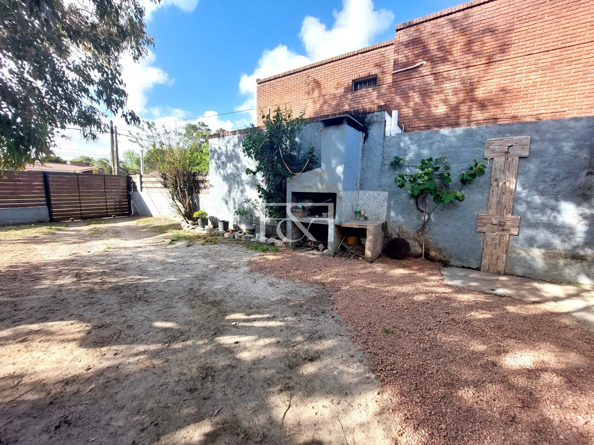 Casa ID.2315 - Se vende casa de dos dormitorios con espectacular terreno a una cuadra de la Rambla, Lomas de Solymar.