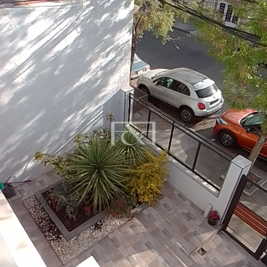 Casa ID.2484 - VENTA CASA 5 DORMITORIOS CON GARAGE EN TRES CRUCES