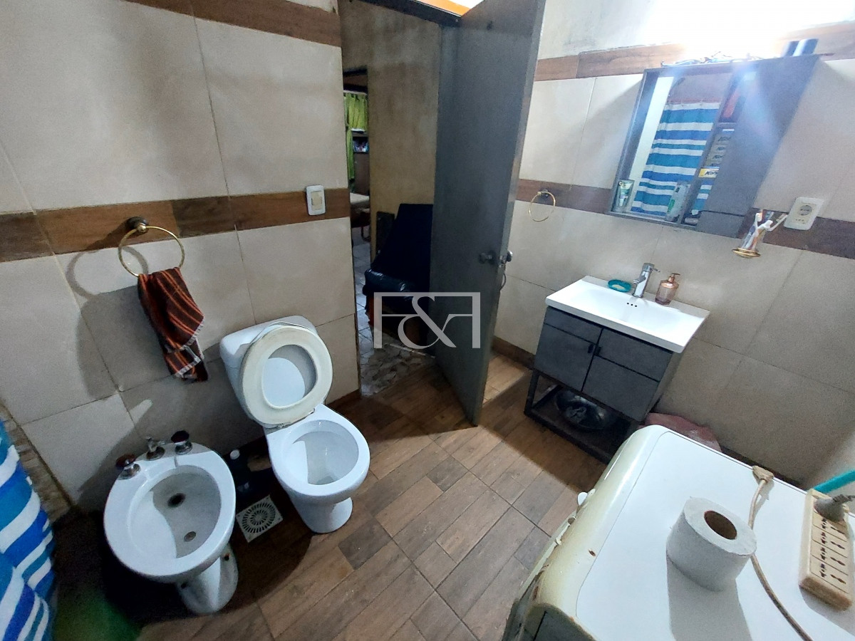 Casa ID.2315 - Se vende casa de dos dormitorios con espectacular terreno a una cuadra de la Rambla, Lomas de Solymar.