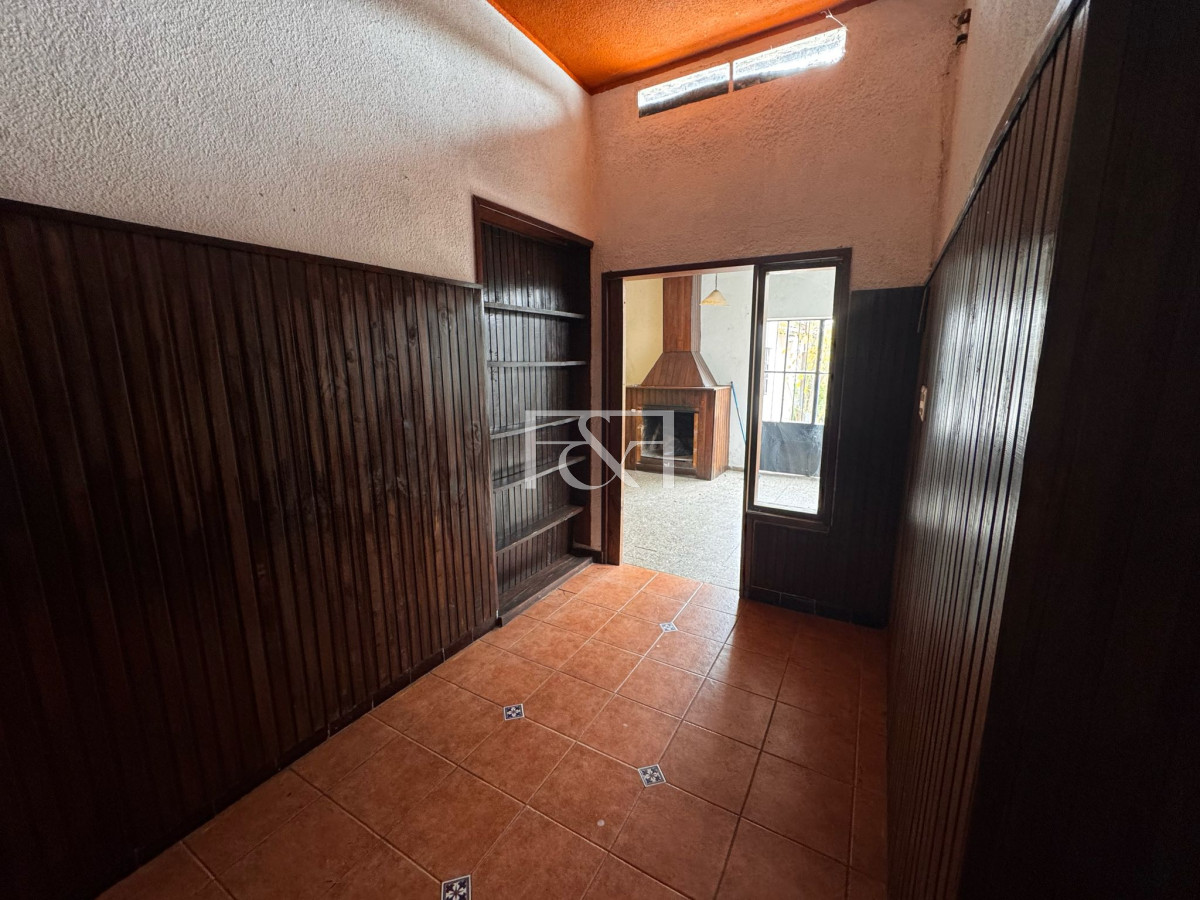 Casa ID.2695 - Venta amplia casa con buen terreno - Barrio Bella Vista