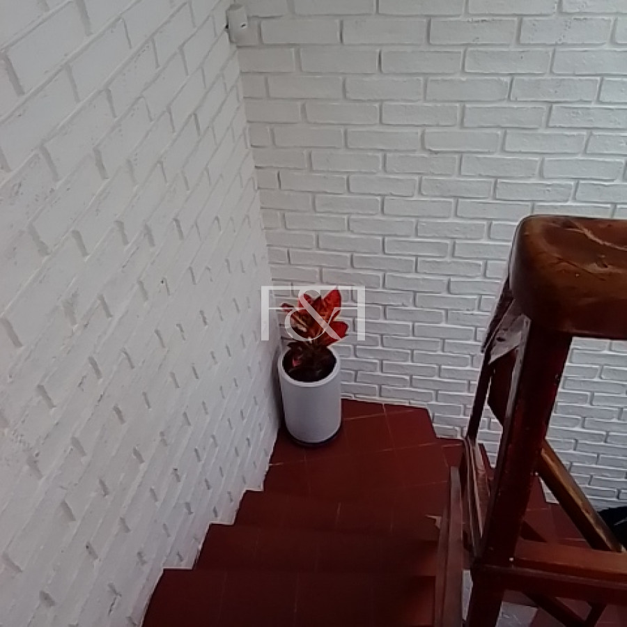 Casa ID.2484 - VENTA CASA 5 DORMITORIOS CON GARAGE EN TRES CRUCES