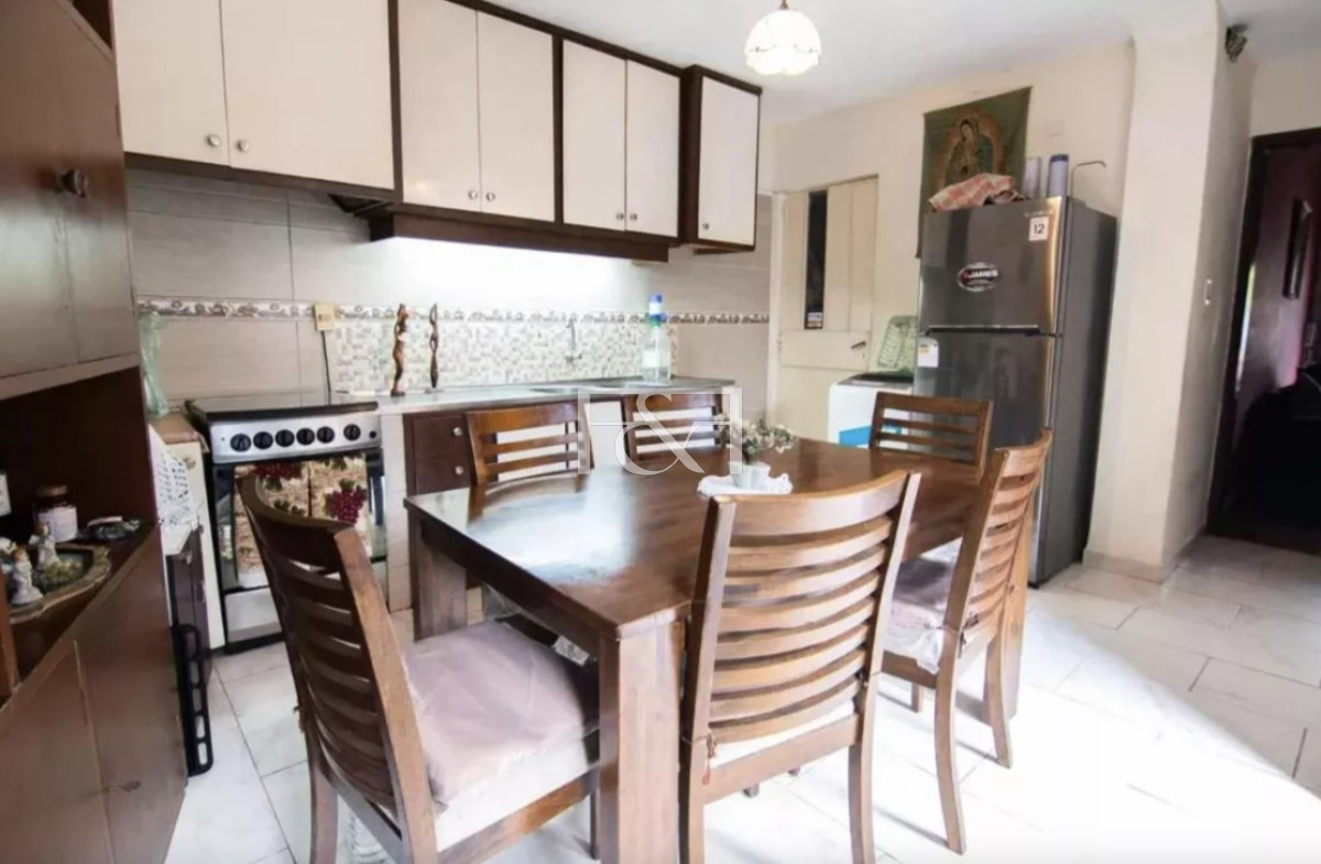 Casa ID.2701 - VENTA CASA 2 DORM. CON COCHERA Y JARDÍN EN BUCEO