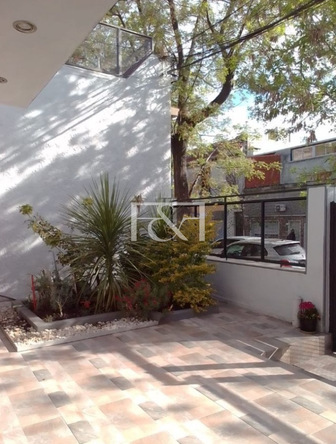 Casa ID.2484 - VENTA CASA 5 DORMITORIOS CON GARAGE EN TRES CRUCES