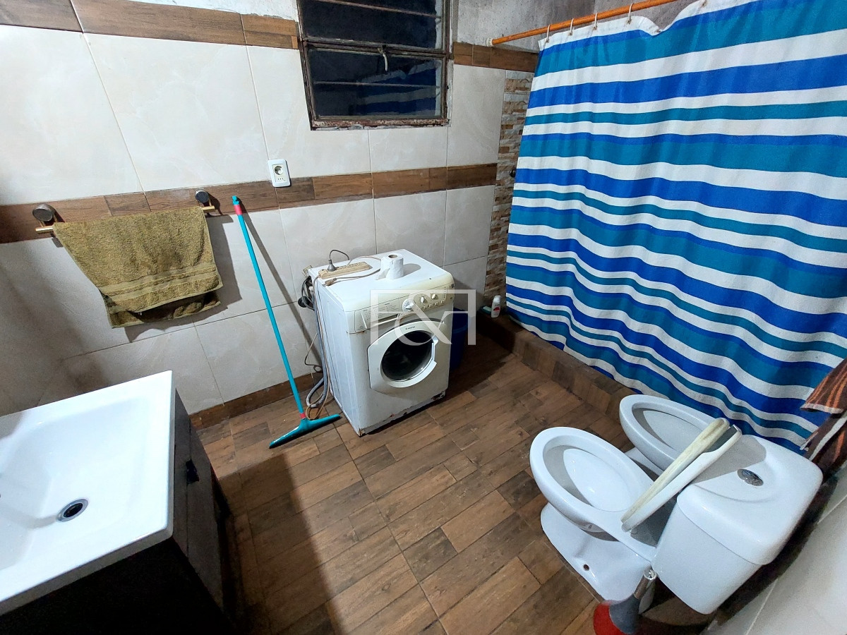 Casa ID.2315 - Se vende casa de dos dormitorios con espectacular terreno a una cuadra de la Rambla, Lomas de Solymar.