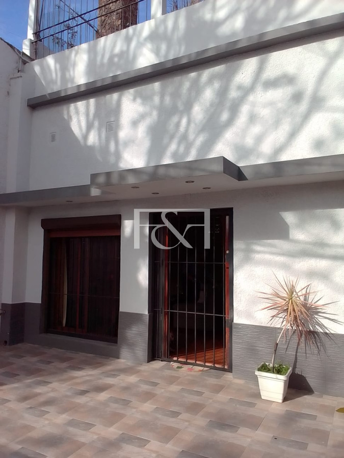 Casa ID.2484 - VENTA CASA 5 DORMITORIOS CON GARAGE EN TRES CRUCES