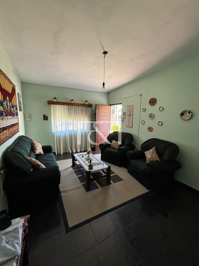 Casa ID.2664 - Venta Predio y Casa 2 dorm. + Jardín + Cochera + Fondo en Paso de la Arena