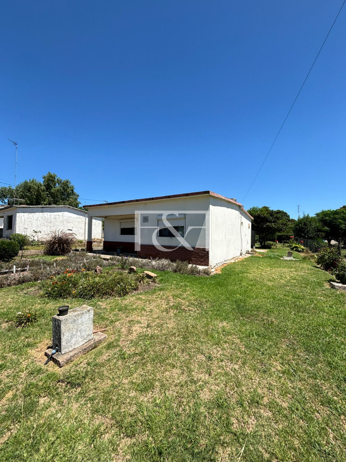 Casa ID.2664 - Venta Predio y Casa 2 dorm. + Jardín + Cochera + Fondo en Paso de la Arena