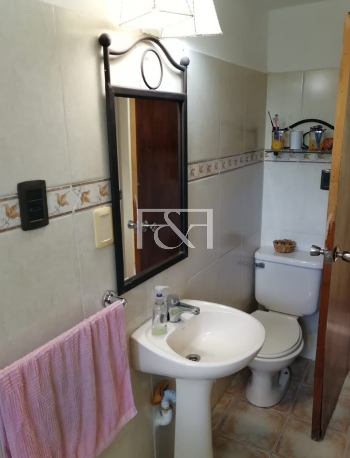 Casa ID.2484 - VENTA CASA 5 DORMITORIOS CON GARAGE EN TRES CRUCES
