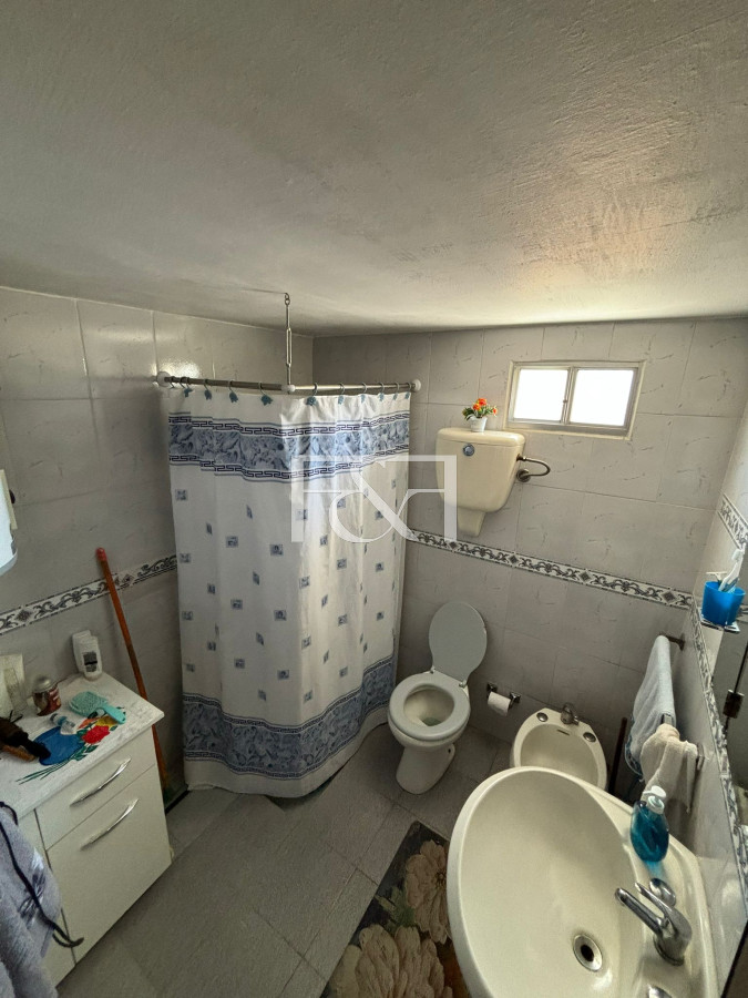 Casa ID.2664 - Venta Predio y Casa 2 dorm. + Jardín + Cochera + Fondo en Paso de la Arena