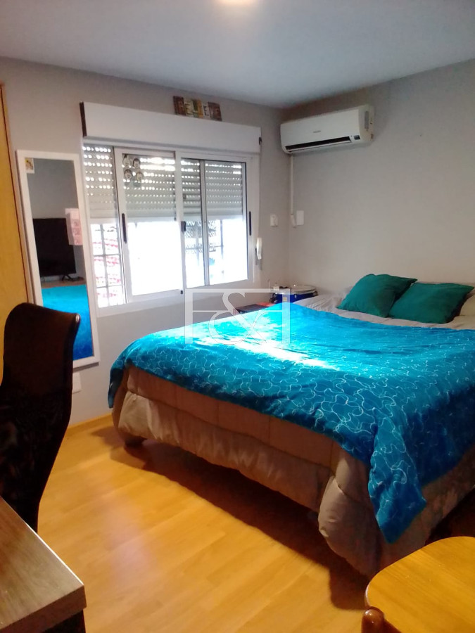 Casa ID.2484 - VENTA CASA 5 DORMITORIOS CON GARAGE EN TRES CRUCES