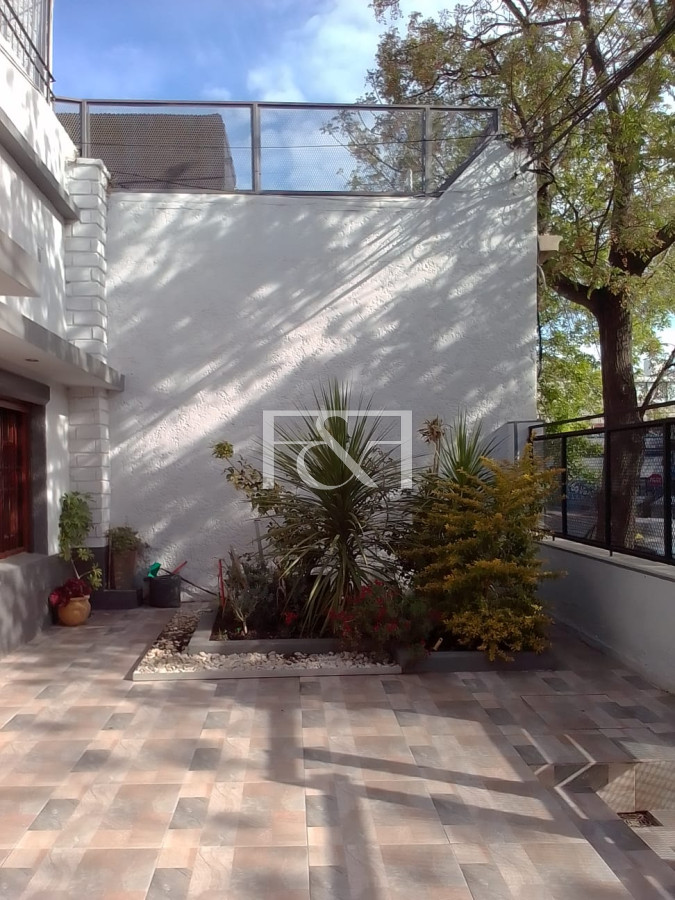 Casa ID.2484 - VENTA CASA 5 DORMITORIOS CON GARAGE EN TRES CRUCES