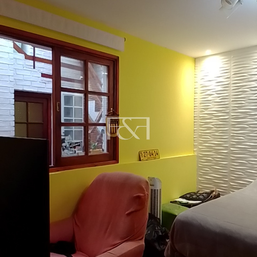 Casa ID.2484 - VENTA CASA 5 DORMITORIOS CON GARAGE EN TRES CRUCES