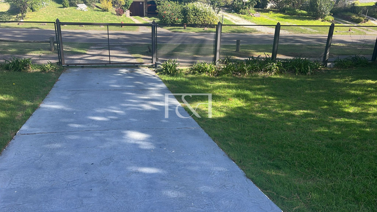 Casa ID.2763 - Casa en venta en Pinares, a una cuadra de la playa