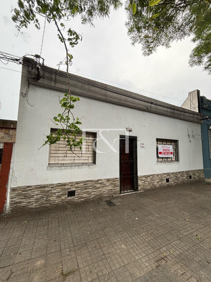 Casa ID.2695 - Venta amplia casa con buen terreno - Barrio Bella Vista