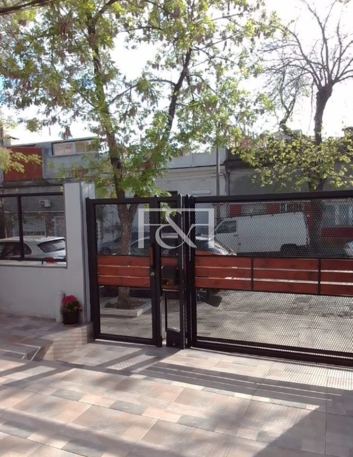 Casa ID.2484 - VENTA CASA 5 DORMITORIOS CON GARAGE EN TRES CRUCES