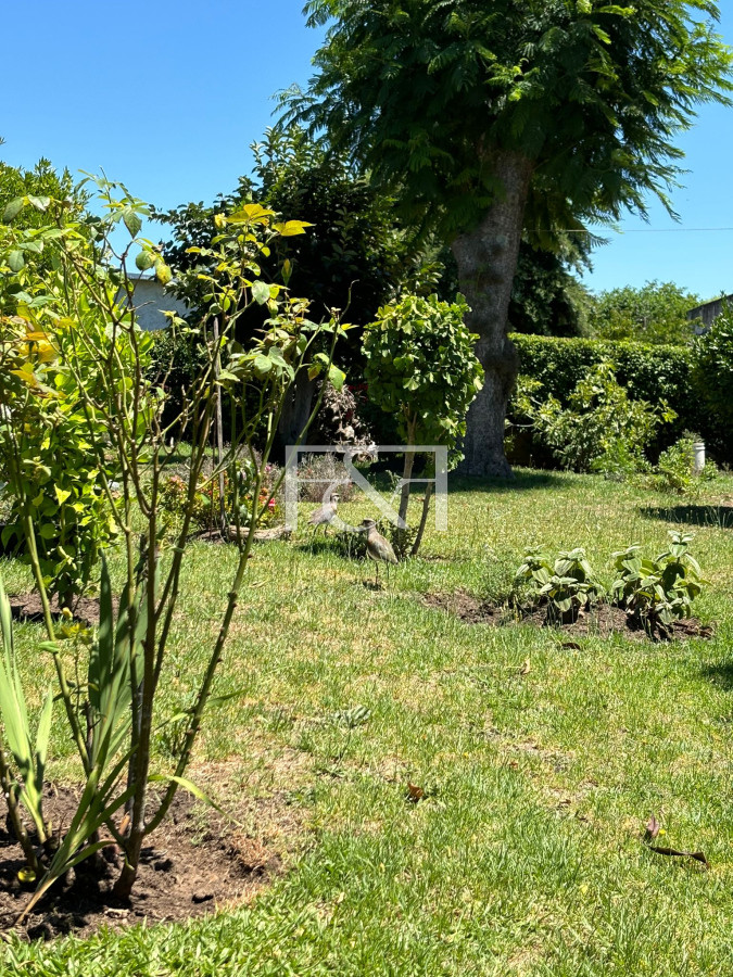 Casa ID.2664 - Venta Predio y Casa 2 dorm. + Jardín + Cochera + Fondo en Paso de la Arena