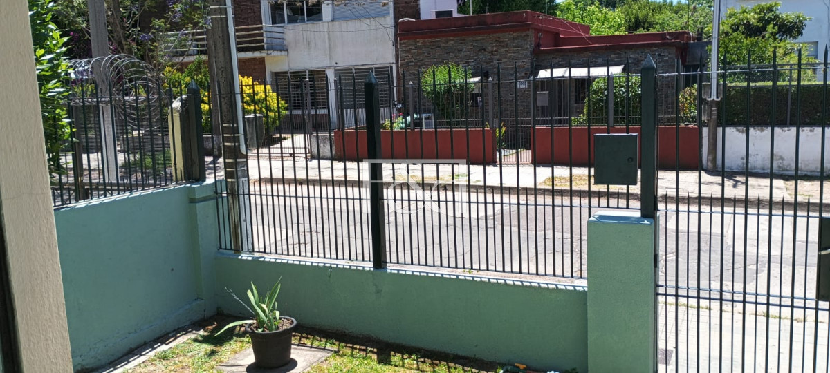 Casa ID.2642 - VENTA CASA DE DOS DORMITORIOS CON PATIO EN COLÓN