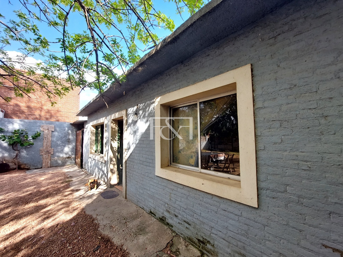 Casa ID.2315 - Se vende casa de dos dormitorios con espectacular terreno a una cuadra de la Rambla, Lomas de Solymar.