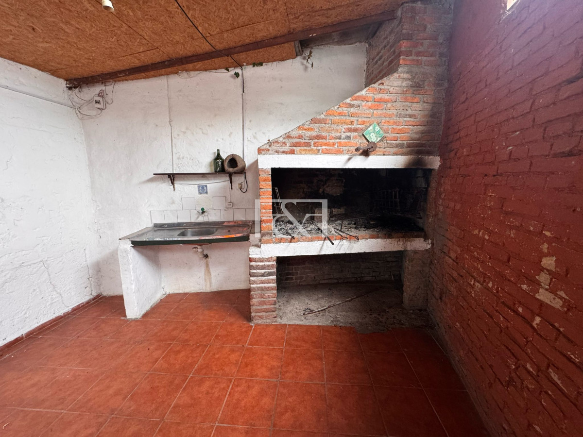 Casa ID.2695 - Venta amplia casa con buen terreno - Barrio Bella Vista