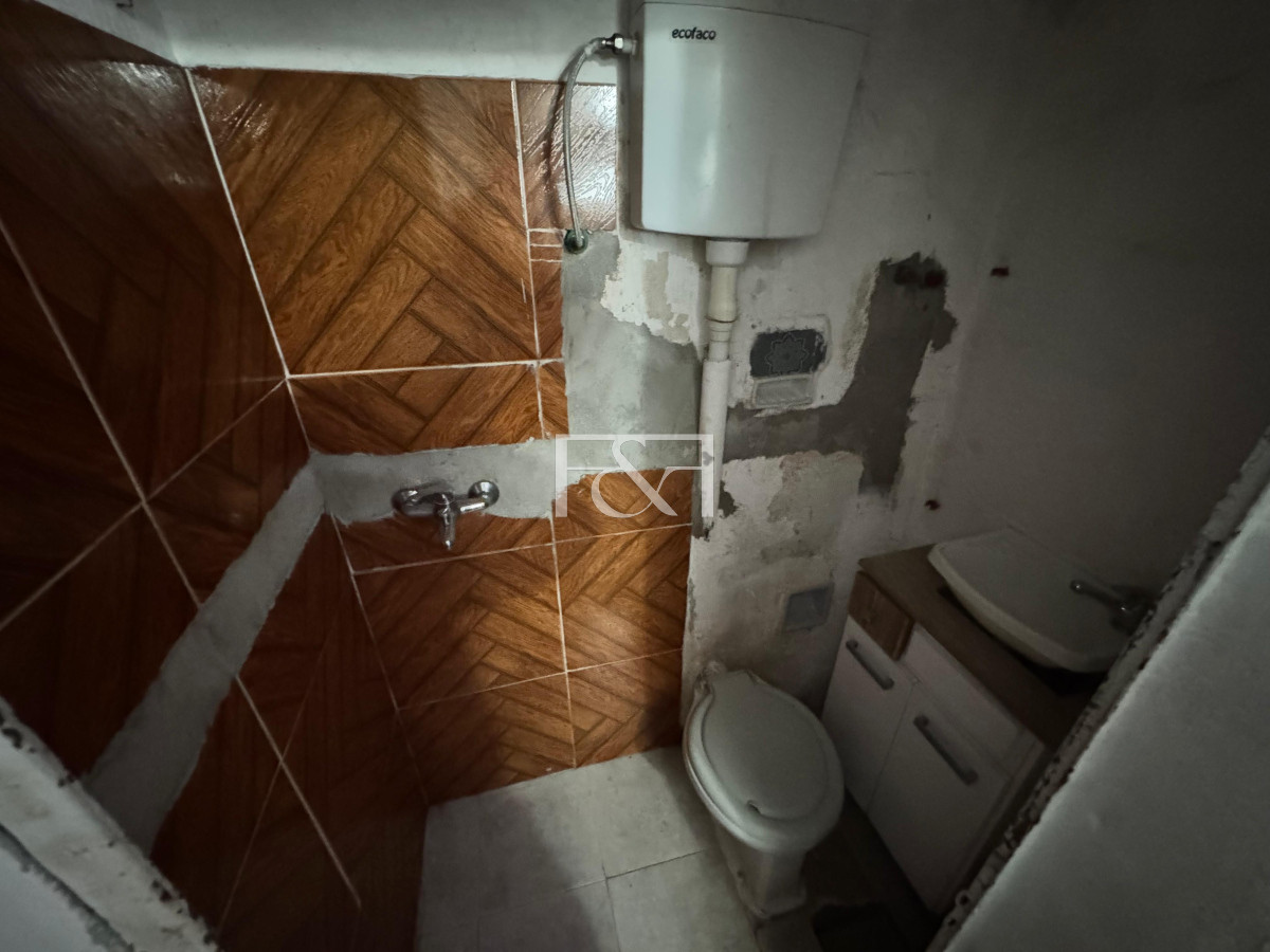Casa ID.2721 - Atencion Inversionista !! Venta 1 casa con garaje mas 7 apartamentos