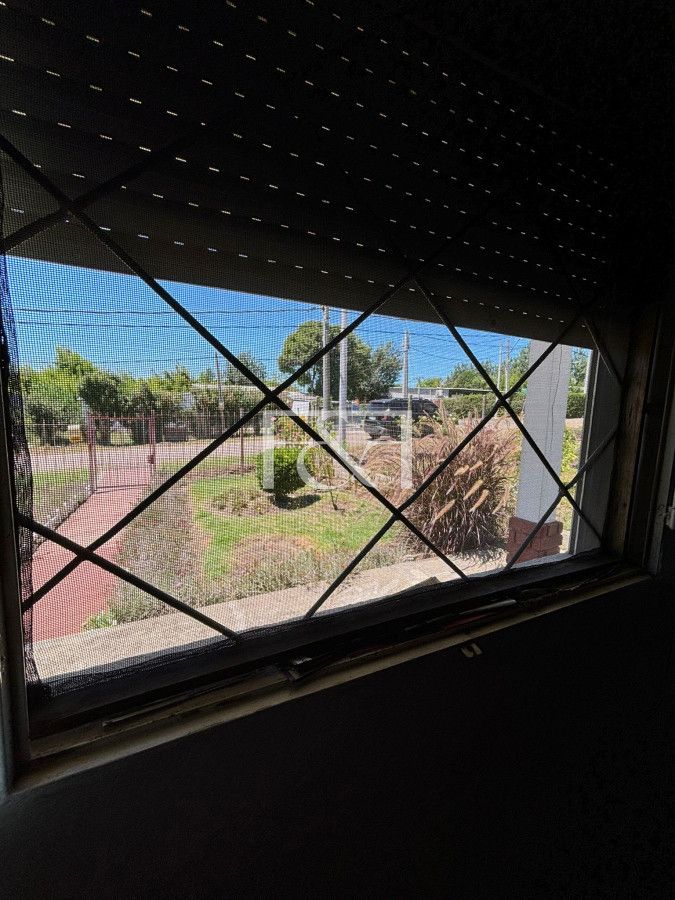 Casa ID.2664 - Venta Predio y Casa 2 dorm. + Jardín + Cochera + Fondo en Paso de la Arena