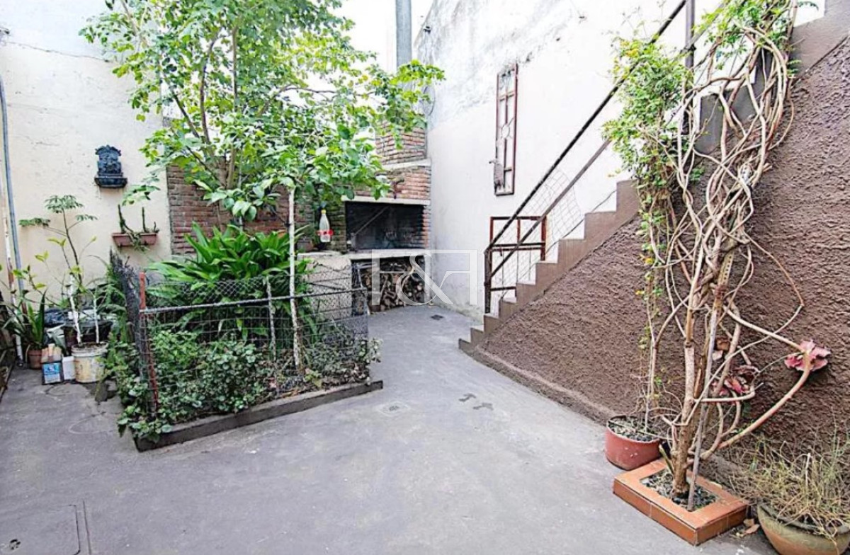Casa ID.2701 - VENTA CASA 2 DORM. CON COCHERA Y JARDÍN EN BUCEO