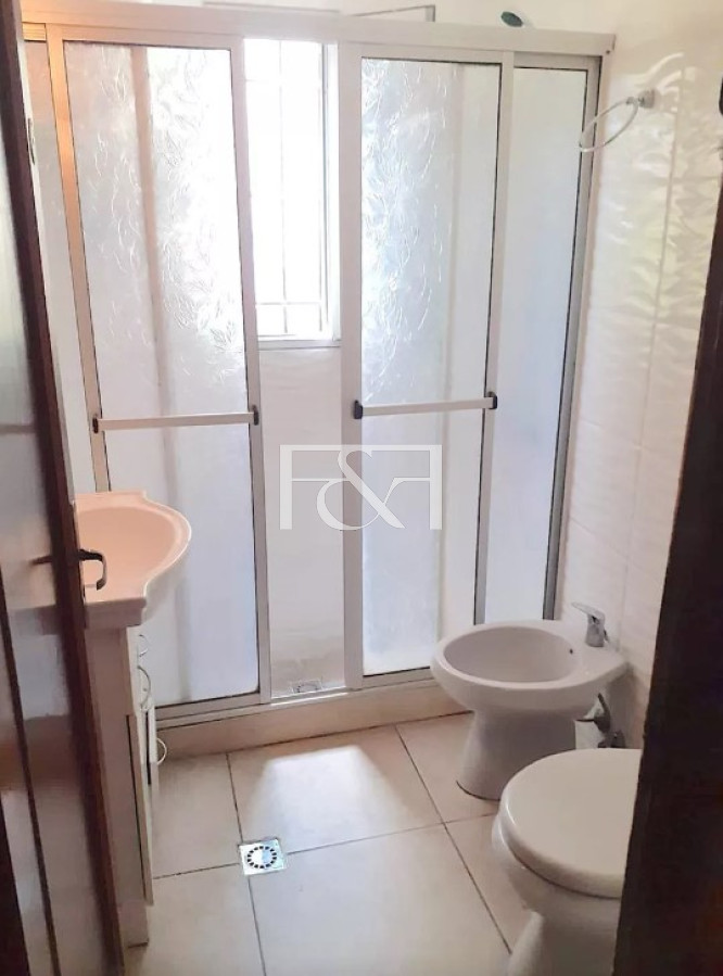 Casa ID.2701 - VENTA CASA 2 DORM. CON COCHERA Y JARDÍN EN BUCEO